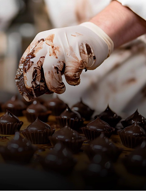 Bombons de chocolate Canagá sendo preparados